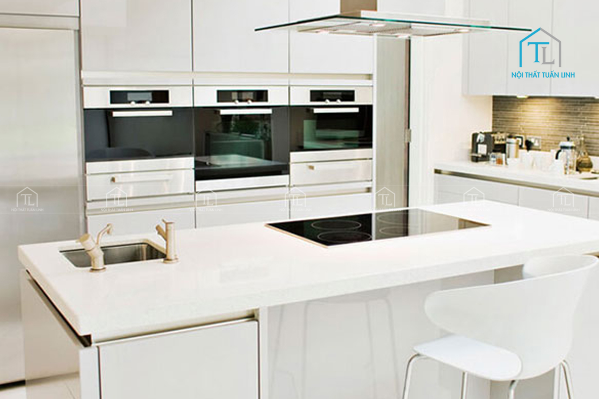 Mẫu tủ bếp hiện đại sơn bóng mượt